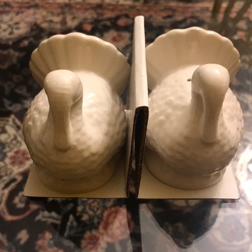 Swan salt and pepper shakers